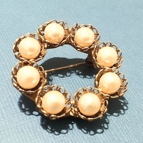 Vintage Gold Tone Filigree Faux Pearl Circle Pin Brooch - Picture 2 of 4
